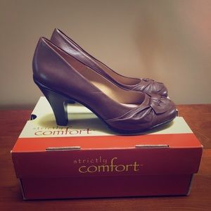 Strictly Comfort Women’s Leather Pump with Twist
